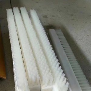 tufted plate brush