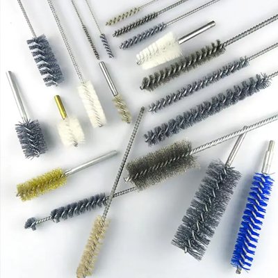 Pipe cleaning brush