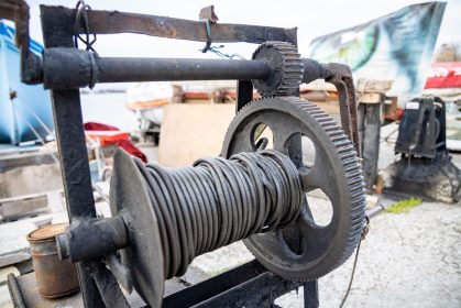 How to clean wire ropes with a wire rope cleaning brush